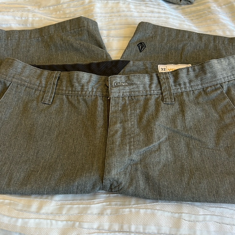 Volcom men’s 32 waist gray shorts
